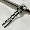 U-vormige haarspeld met marmertextuur en drie witte parels voor elegante knotjes - Zwart Bloemen