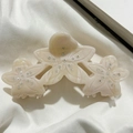 Dettaglio della pinza per capelli a fiore in acetato con strass e trama marmorea - Avorio