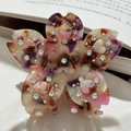 Détail de la pince à cheveux fleur en acétate avec strass et texture marbrée élégante - Floral Violet