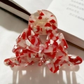 Dettaglio del fermaglio per capelli in acetato con design a fiocco in marmo rosso e molla - Rosso 2