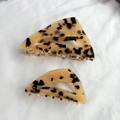 Haarklammern aus Acetat mit Schildpatt-Muster in Groß und Mittel auf Stoff - Klein 7.5cm / Heller Leopard