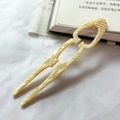 Detalle de horquilla en forma de U de acetato mármol crema para peinados elegantes - Floral Crema