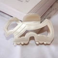 Elegante pinza per capelli in acetato bianco crema a forma di cappello con finitura perlata - Bianco Satinato