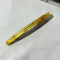 Fermaglio in resina ambrata con fiori secchi e chiusura in metallo argento - Grande stile a due strati / Giallo