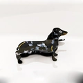 Detalle de pinza para pelo de perro salchicha con elegantes patrones de mármol negro y azul - Perro Negro