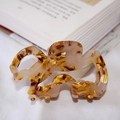 Pinza per capelli in acetato con trama tartarugata marmorizzata e design a intaglio - Floreale Osmanto