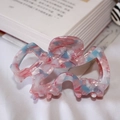 Pinza per capelli in acetato marmorizzato rosa e blu con design traforato su tessuto - Floreale Blu Rosa