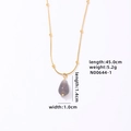 Détails d'un pendentif en pierre naturelle grise avec dimensions sur chaîne dorée - Goutte Violette (N00644-1)