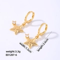 Detailansicht der goldenen Stern-Ohrringe mit Smiley-Design und Zirkonia-Inlay - Goldener Stern Stil (E01287-6)