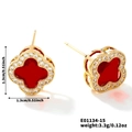 Vue détaillée des boucles d'oreilles trèfle doré avec incrustation rouge et cristaux - Or Blanc and Zirconium Rouge