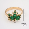 Detailansicht des Ahornblatt-Rings mit grünen Kristallen und 1,6 cm Abmessungen - Dunkelgrüner Ahornblatt-Stil (R00232-3)