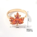 Detailansicht goldener Ahornblatt-Ring mit orangen Kristallen, 1,5 cm Breite und 3g Gewicht - Orangerotes Ahornblatt-Stil (R00232-2)