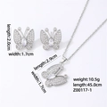 Dettaglio del set collana e orecchini a farfalla con micro-pavé di zirconi scintillanti - Design a Farfalla / Argento