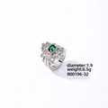Makro-Detail des hohlen Vintage-Rings mit grünem Zirkon und mikro-gepflasterten Steinen - Silber Weißer Strass (Größe 9)