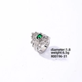 Detailansicht des Vintage-Silberrings mit ovalem grünem Zirkon und Pavé-Kristall-Krone - Silber Weißer Strass (Größe 8)