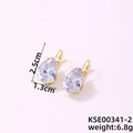 Dettaglio orecchini vintage rossi a goccia con misure 2,5 cm x 1,3 cm e peso 6,8g - Bianco Oro