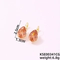 Dettaglio degli orecchini di cristallo champagne con monachella in lega dorata - Champagne Dorato