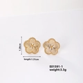 Detailansicht der goldenen Fünf-Blatt-Blumenohrringe aus Edelstahl mit Größenangaben - Goldene Fünfblättrige Blume (E01591-1)