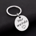 Polierter Edelstahl Schlüsselanhänger mit Her Weirdo Gravur und kleinem Herzsymbol - Her Weirdo Stil
