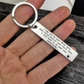 Edelstahl-Schlüsselanhänger mit graviertem Liebes-Spruch und kleinem Herzsymbol in der Hand - Stahlfarbe (K1011)