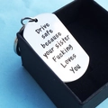Drive Safe Because Your Sister Loves You Edelstahl Schlüsselanhänger in schwarzer Geschenkbox - Schwester Liebe (Klein) / 39*22mm / Silber Stil (k550sister)