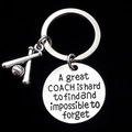 Detail van een gegraveerde roestvrijstalen honkbalcoach sleutelhanger op zwart - 30mm Ronde Plaat / Honkbal Stijl