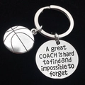 Macro-opname van roestvrijstalen coach cadeau sleutelhanger met gravure en basketbalbedel - 30mm Ronde Plaat / Basketbalstijl