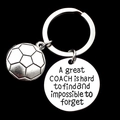 Vue macro du porte-clés entraîneur en acier poli avec pendentif football et gravure - Style Football