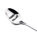 Dettaglio ravvicinato di un cucchiaio in acciaio inox argento con scritta Cereal Killer - Stile con Motivo Teschio (3101.3)
