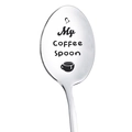 Dettaglio macro del cucchiaino da caffè in acciaio lucido con incisione My Coffee Spoon - Il Mio Cucchiaio da Caffè