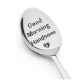Dettaglio dell'incisione Good Morning Handsome sul manico lungo del cucchiaio in acciaio - Bello (XK08 handsome)