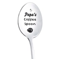 Dettaglio del cucchiaino da caffè Papa con incisione di cuore e tazza in acciaio - Papa