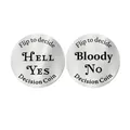 Détail macro de la pièce de décision en acier avec gravure HELL YES et Bloody No - Style Hell Yes / Bloody No (xk90-6) / Diamètre 3cm / Argent