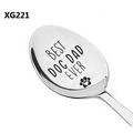 Vista macro del cucchiaio in acciaio inox inciso Best Dog Dad Ever con impronta di cuore - Stile Best Dog Dad Ever (XG221)