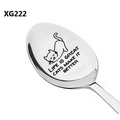 Dettaglio macro del cucchiaio in acciaio con scritta Life Is Great Cats Make It Better - Stile Citazione Gatto (XG222)