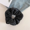 Detailopname van zwarte paisley haarelastiek scrunchie op een denim achtergrond - Donkergrijze Paisley Scrunchie