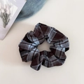 Détail du chouchou en tissu à carreaux marron et bleu avec une texture plissée - Écossais Bleu Brun