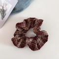 Vue détaillée d'un chouchou à carreaux rouge et beige avec une texture en tissu tissé - Écossais Rouge Brun