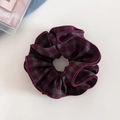 Détails d'un chouchou vintage à carreaux rouge foncé et gris avec bords à volants - Plaid Rouge Foncé