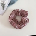 Gros plan d'un chouchou à carreaux rose et marron avec texture douce et design plissé - Écossais Rose