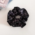 Vue détaillée du chouchou à carreaux gris foncé avec des bords noirs cousus à quatre couches - Carreaux Noir Gris