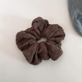 Dunkelbraunes Häkelstrick-Haargummi mit weicher hohler Textur für herbstliche Pferdeschwänze - Hellkaffee