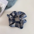 Détail de la texture du tissu à carreaux bleus et blancs de ce chouchou vintage en tissu - Damier Bleu et Blanc