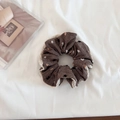 Détail d'un chouchou vintage marron foncé à fleurs avec bordure en dentelle crème - Café (Bordure en Dentelle)