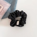 Detalle de coletero de denim floral con etiqueta hecha a mano y colgante metálico dorado - Gris Oscuro Floral