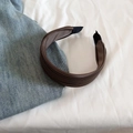 Détail du serre-tête en satin marron foncé avec plis texturés et embouts de protection - 5# Café Clair