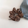Vue détaillée du chouchou vintage à imprimé léopard avec texture douce et design élastique - Léopard Café