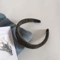 Detalle macro de diadema de punto oscuro con etiqueta hecha a mano y textura de lana - Verde