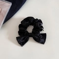Primer plano del coletero de terciopelo negro con lazo que muestra su textura suave y brillo - Negro