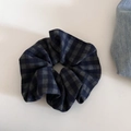 Detailaufnahme des blau-grauen Karo-Haargummis mit weicher Baumwollstruktur und Falten - Marineblau Karomuster Scrunchie